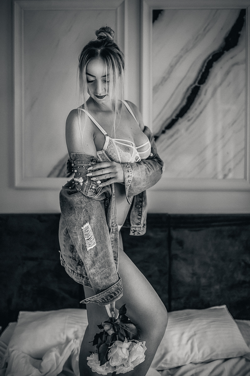 Sesja kobieca sensualna w białej bieliźnie , katana i kwiaty w rękach