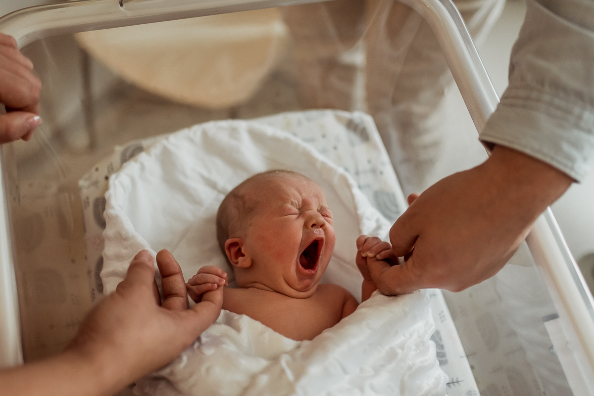 noworodek ziewa, pierwsze zdjęcia w szpitalu