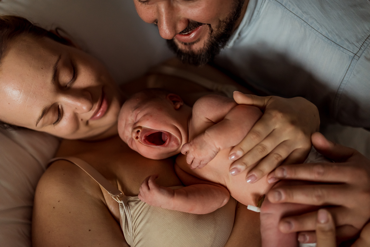 noworodek ziewa podczas sesji z rodzicami w szpitalu
