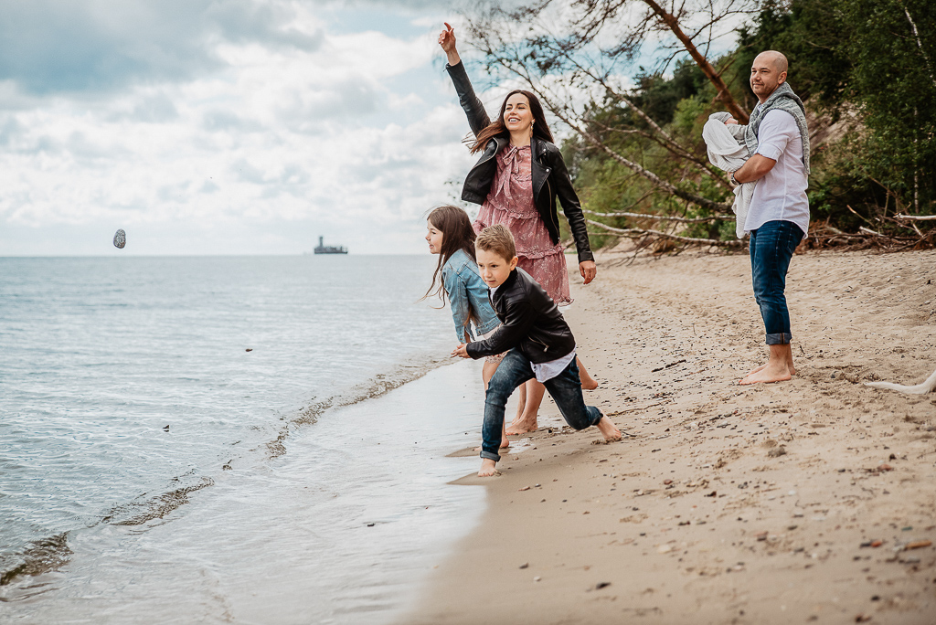 dobra zabawa naturalna sesja zdjęciowa na plaży z rodziną