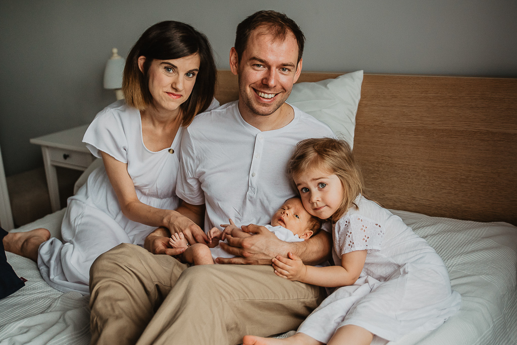 portret rodzinny w sypialni sesja Trójmiasto