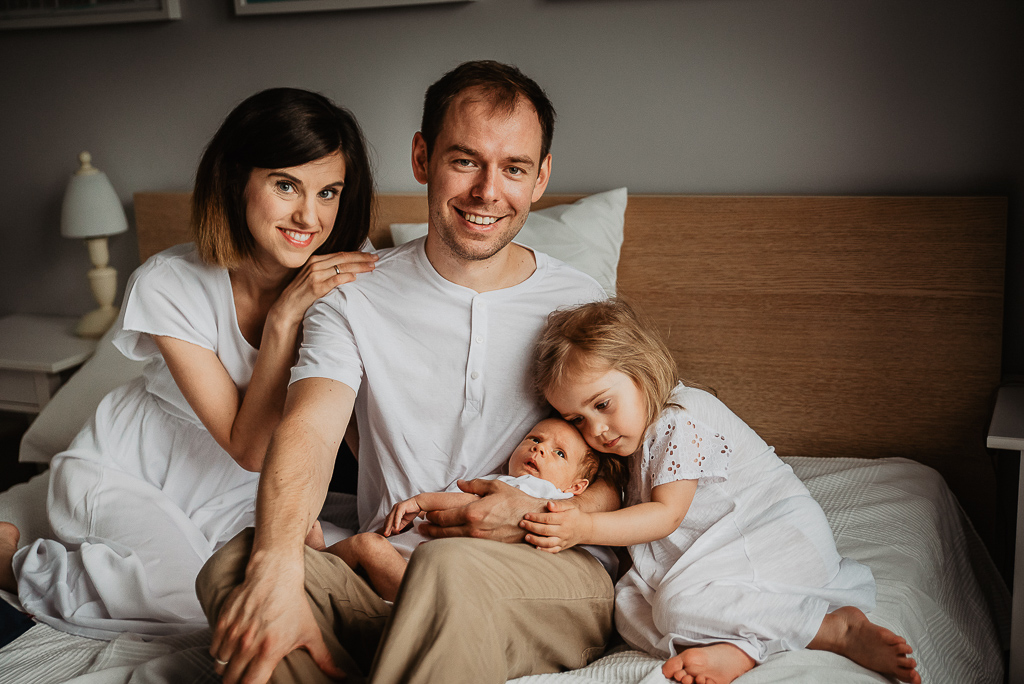 portret rodziny w sypialni sesja Trójmiasto