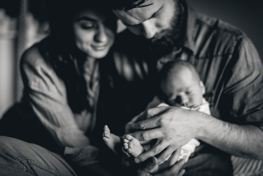 noworodek w objęciach rodziców najlepszy fotograf noworodkowy Trójmiasto