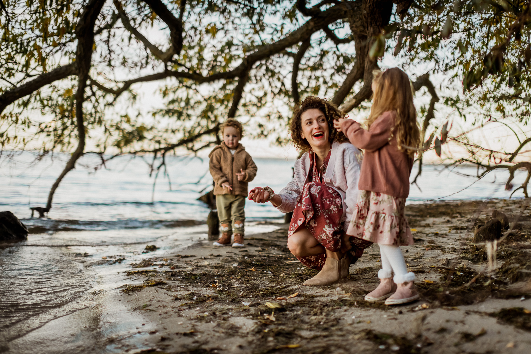 mama z dziećmi bawi się na plaży w Rzucewie