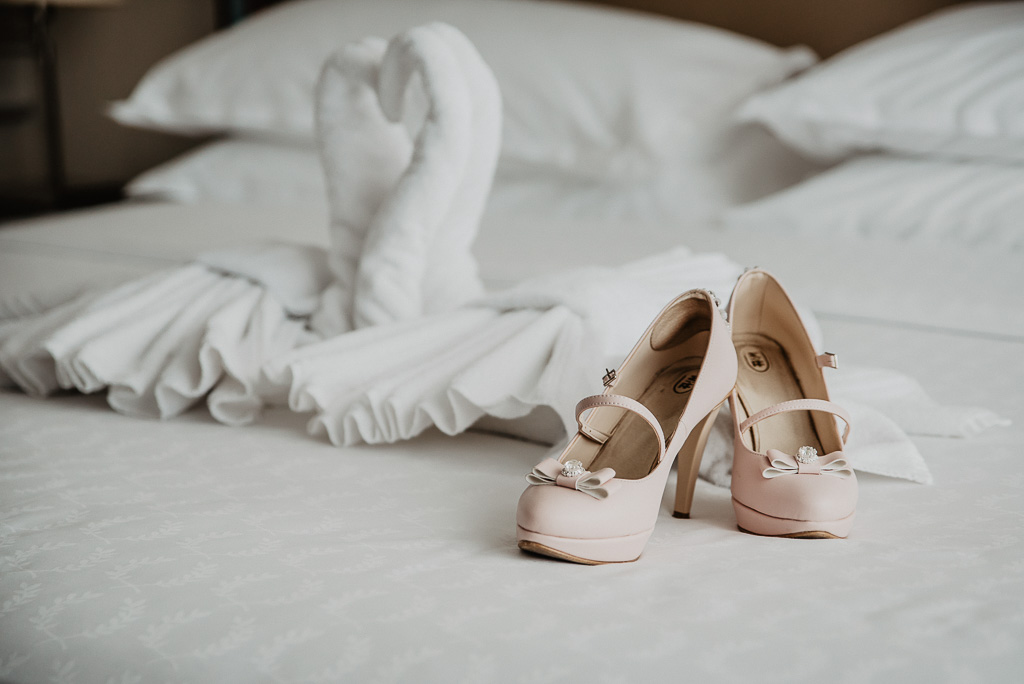 buty do ślubu panna młoda różowe z cekinami