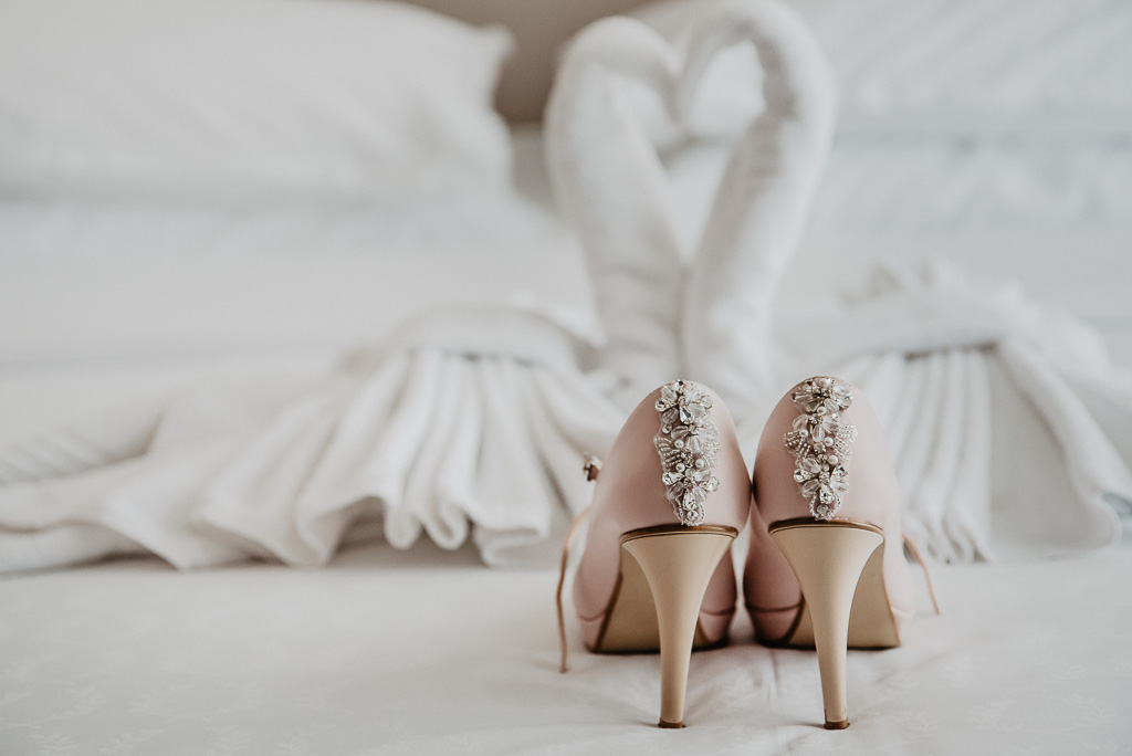 buty ślubne dla panny młodej jasny pastelowy róż z cekinami