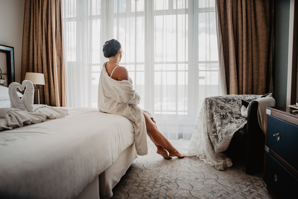 zdjecia panny młodej przed ślubem w pokoju hotelowym