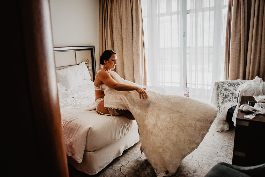 panna młoda ubiera suknię ślubną hotel sheraton Sopot