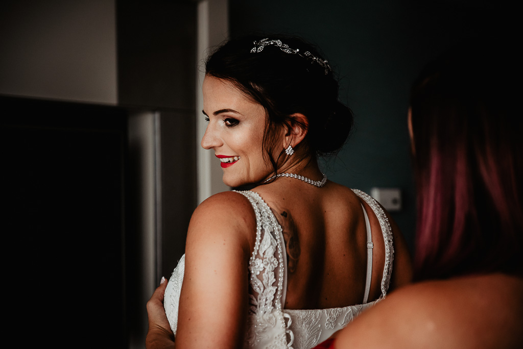 panna młoda ubiera suknię ślubną hotel sheraton Sopot