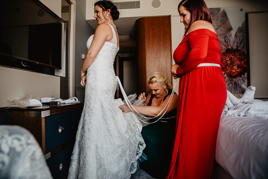 ubieranie sukienki na ślub druhny