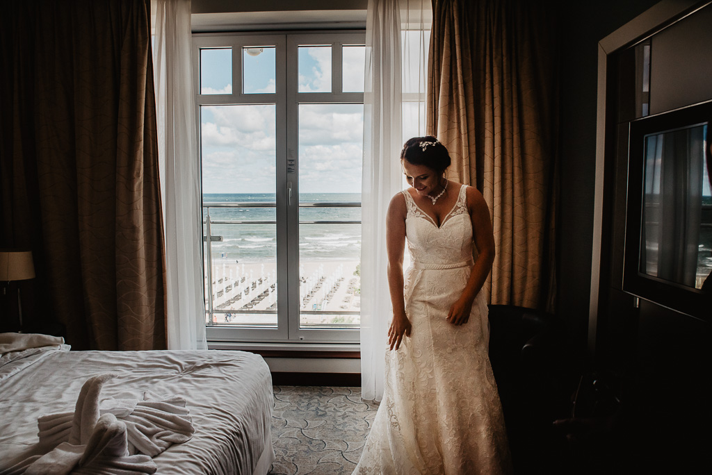 przygotowania panny młodej widok na morze fotograf ślubny
