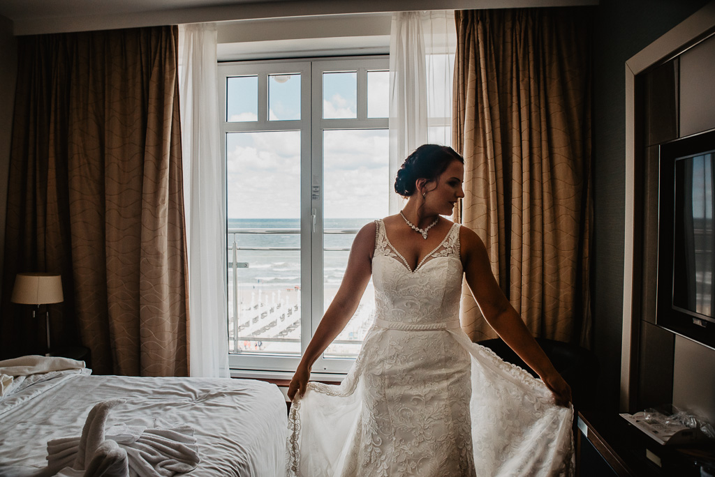 przygotowania panny młodej widok na morze z hotelu Sheraton Sopot fotograf ślubny