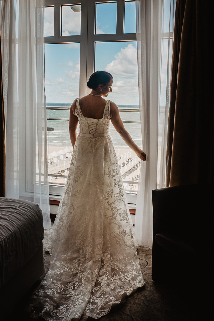 przygotowania panny młodej widok na morze fotograf ślubny