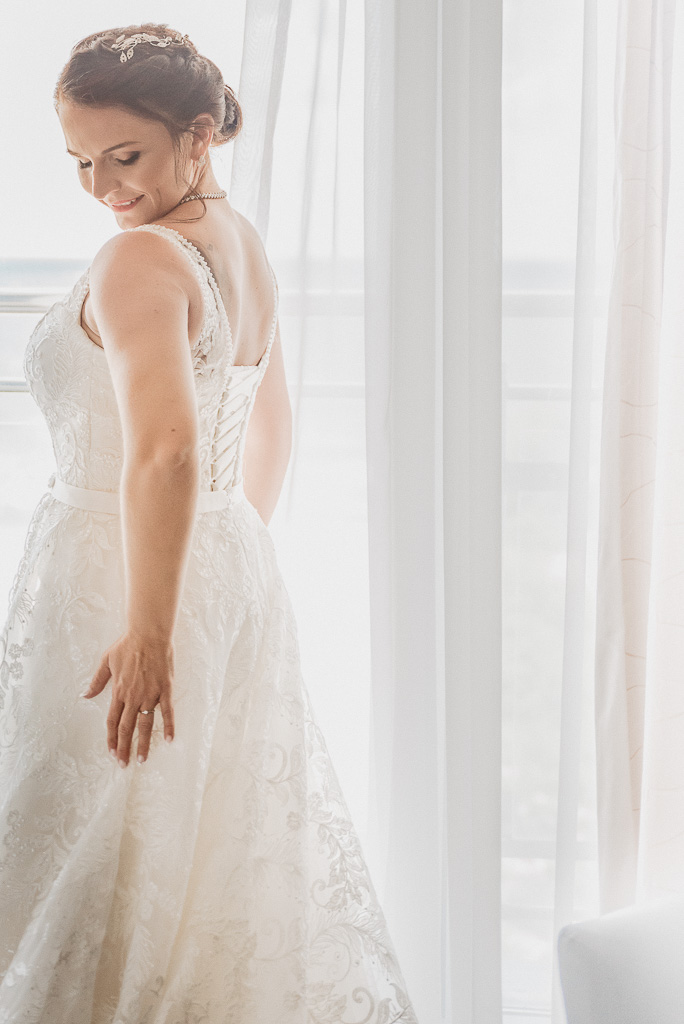 panna młoda w sukni ślubnej s trenem 2019 2010