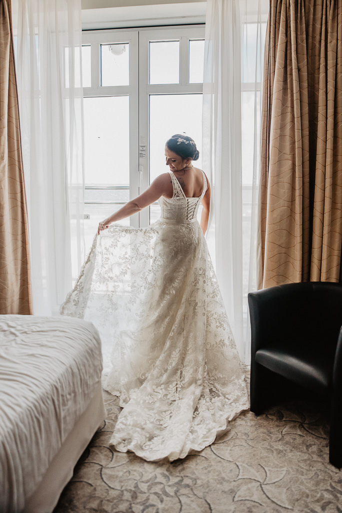 panna młoda tuż przed ceremonią zaślubin w białej sukni