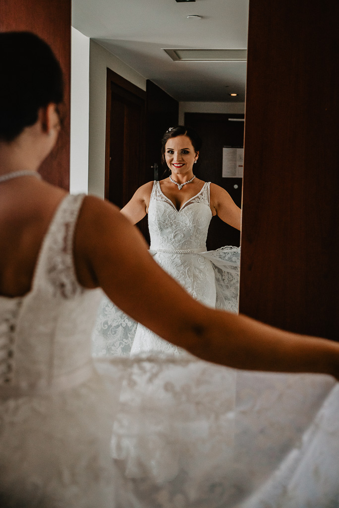 panna młoda tuż przed ceremonią zaślubin w białej sukni