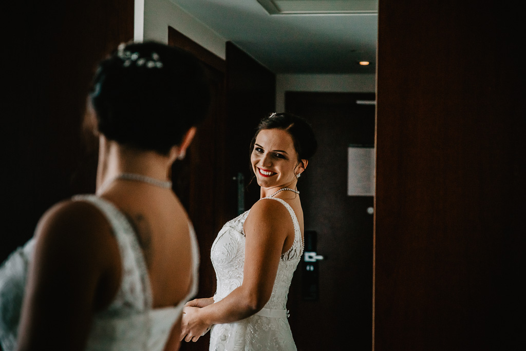 panna młoda tuż przed ceremonią zaślubin w białej sukni