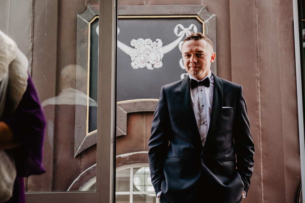Pan młody czeka na pannę Młodą przed slubem Sopot