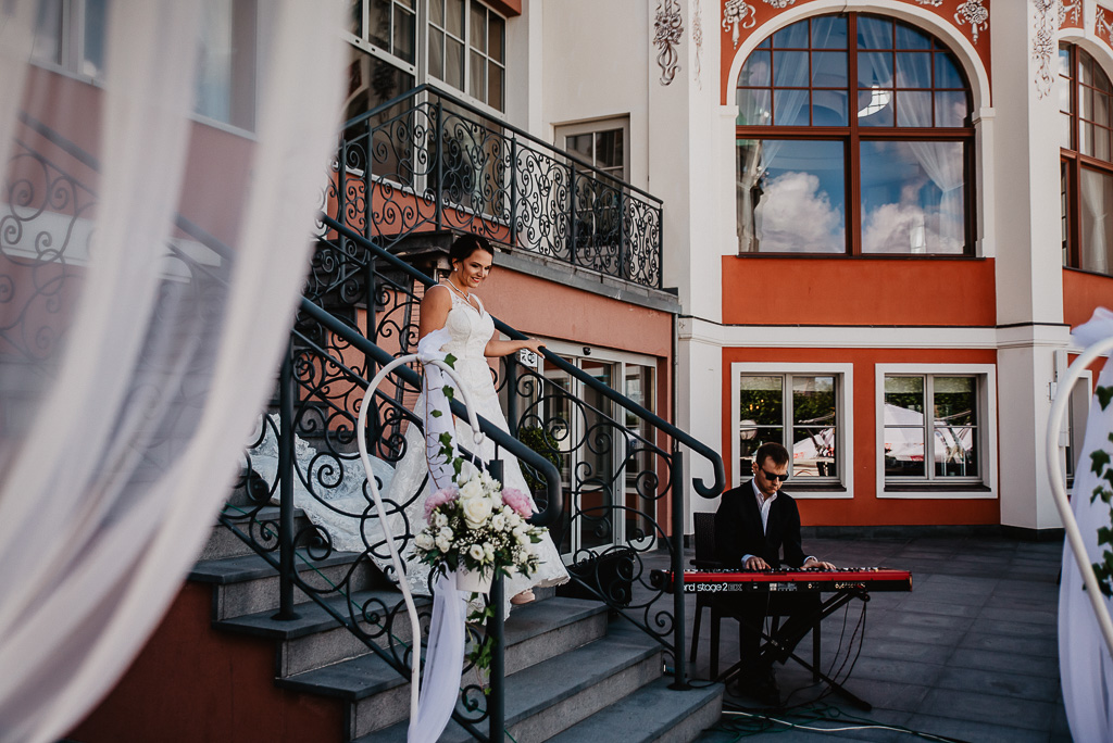 panna młoda zbliża sie do urzędniak stanu cywilnego Sopot hotel