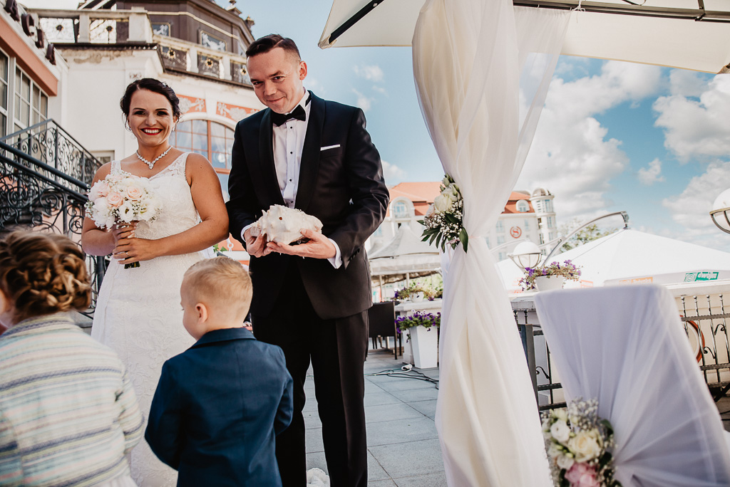 dzieci na śłubie rodziców pary młodej 