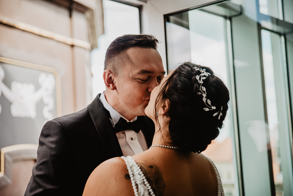 pierwszy pocałunek narzeczonych tuż przed ślubem hotel sheraton Sopot fotograf na ślub