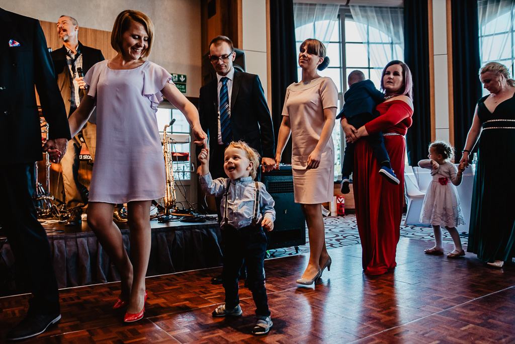 zabawa na weselu z dziećmi 