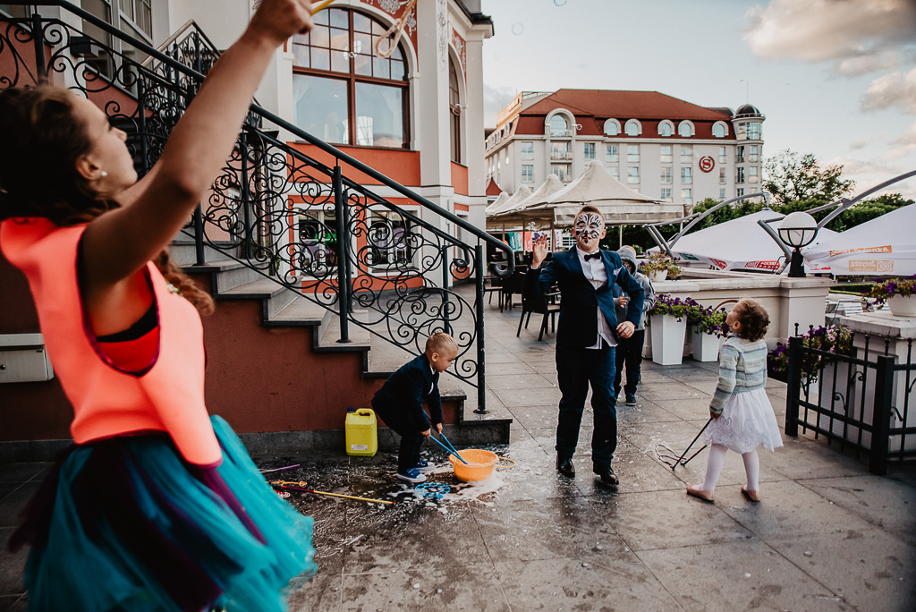 animatorka na wesele co robić z dziećmi na weselu puszczanie baniek 