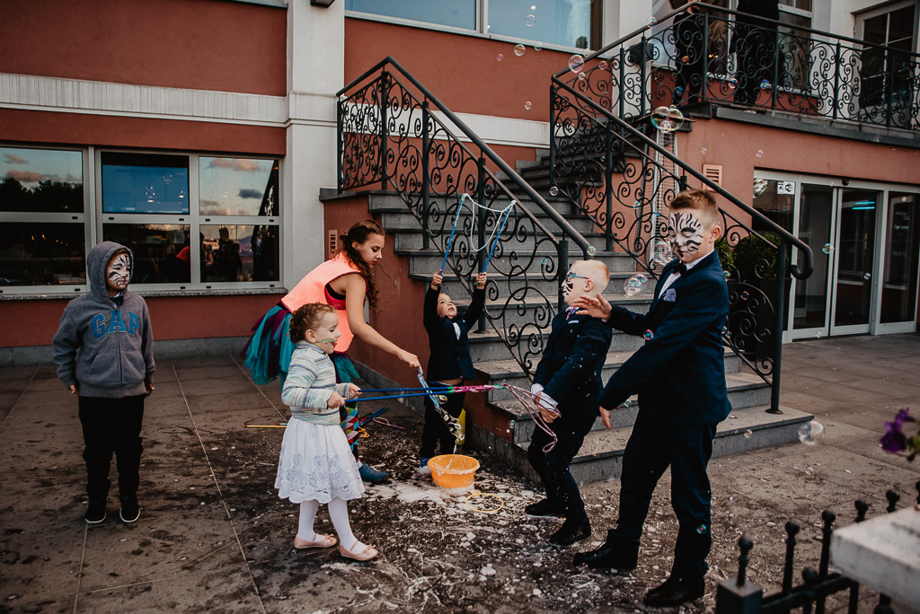 animatorka na wesele co robić z dziećmi na weselu puszczanie baniek 