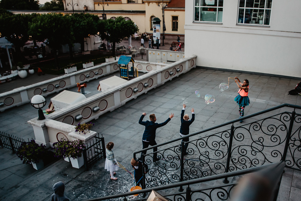 animatorka na wesele co robić z dziećmi na weselu puszczanie baniek Sopot wesele