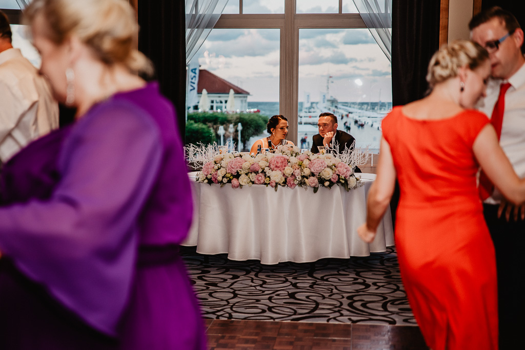 widok z okna hotel sheraton Sopot para młoda na weselu