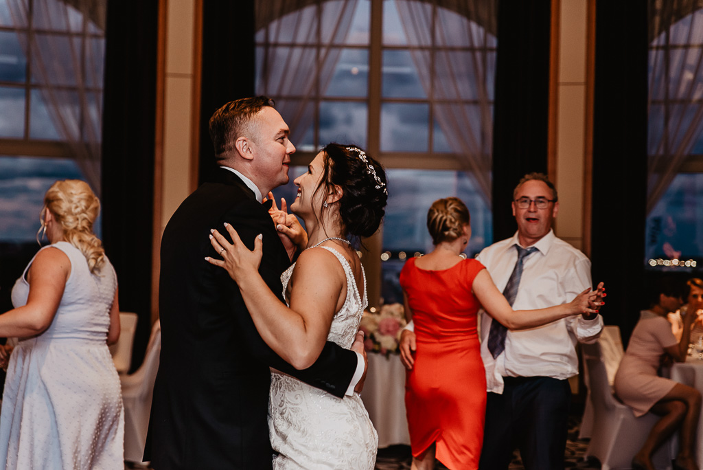 widok z okna hotel sheraton Sopot para młoda na weselu