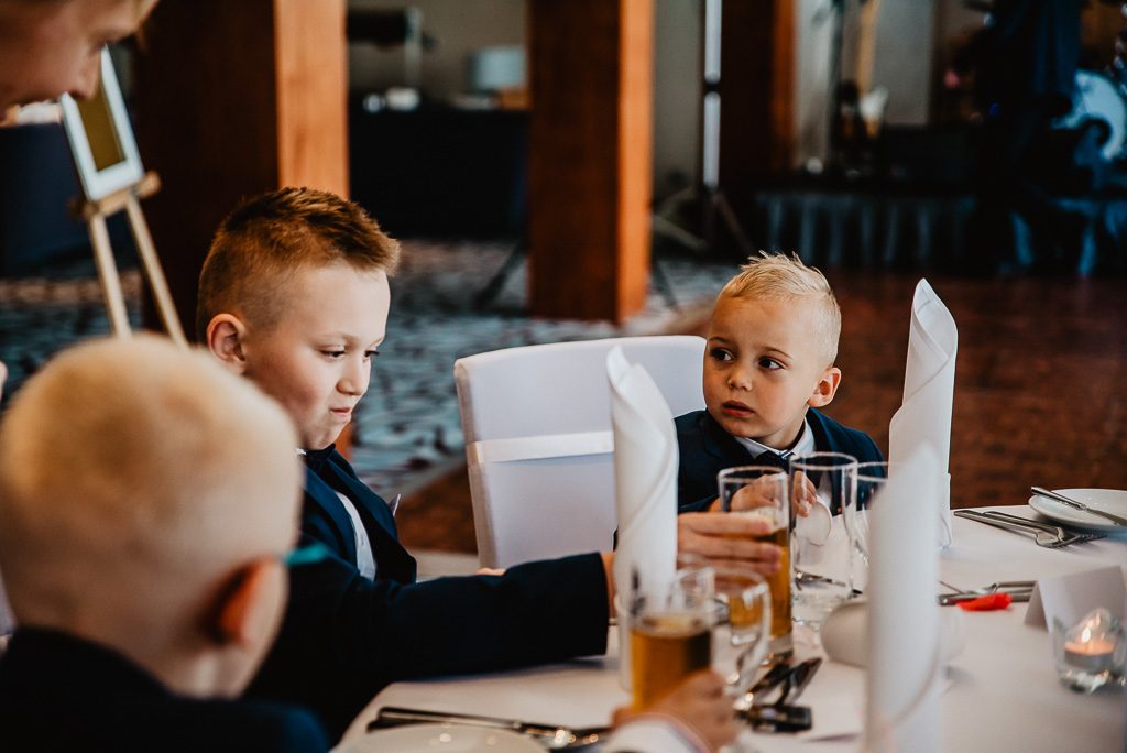 dzieci na weselu osobny stolik