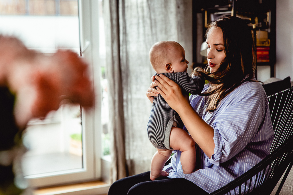 naturalna sesja zdjęciowa mama z synkiem z niemowlakiem rodzinna w domu lifestyle Trójmiasto