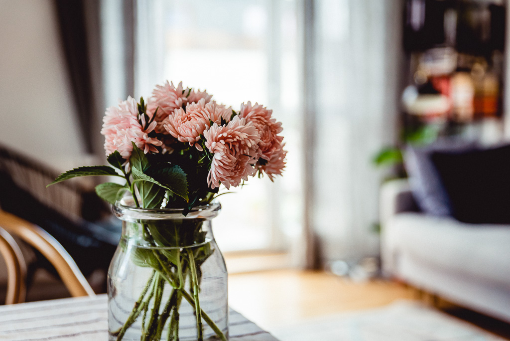 kwiaty różowe w wazonie piwonie stylowe designerskie wnętrze sesja zdjęciowa