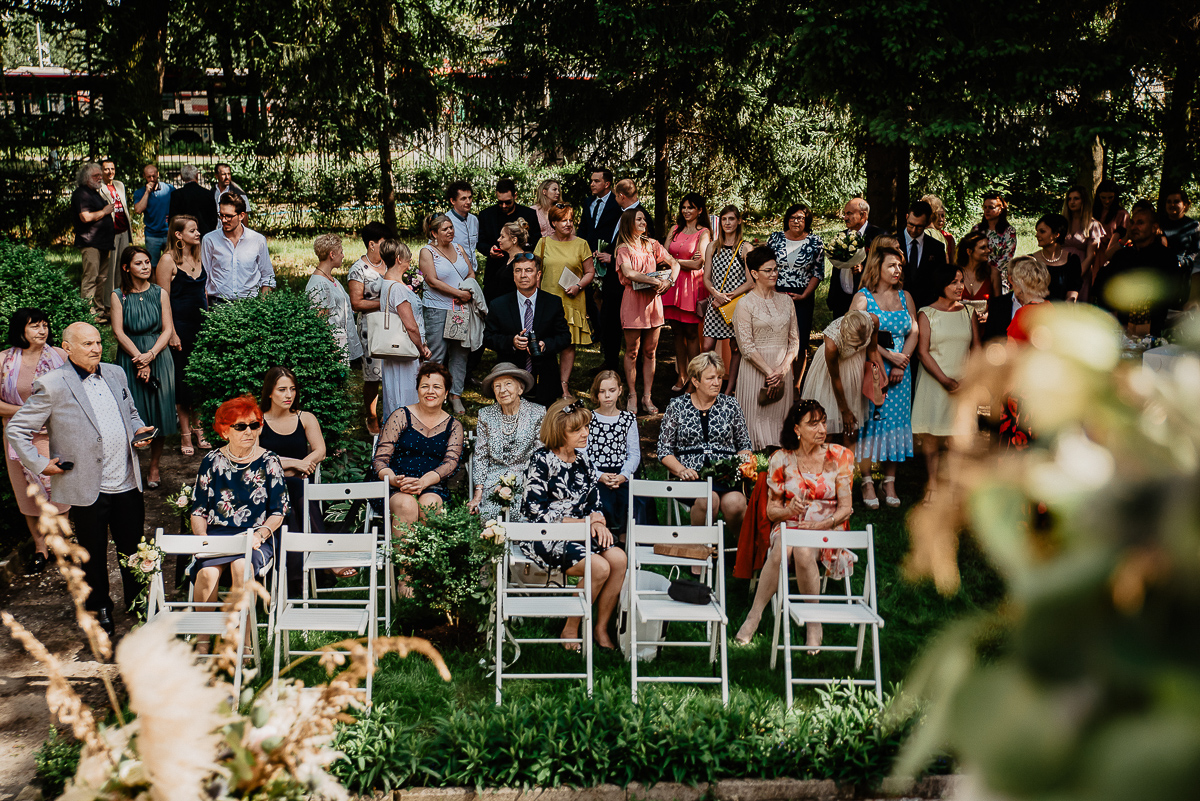 goście na ślubie w ogrodzie Trójmiasto