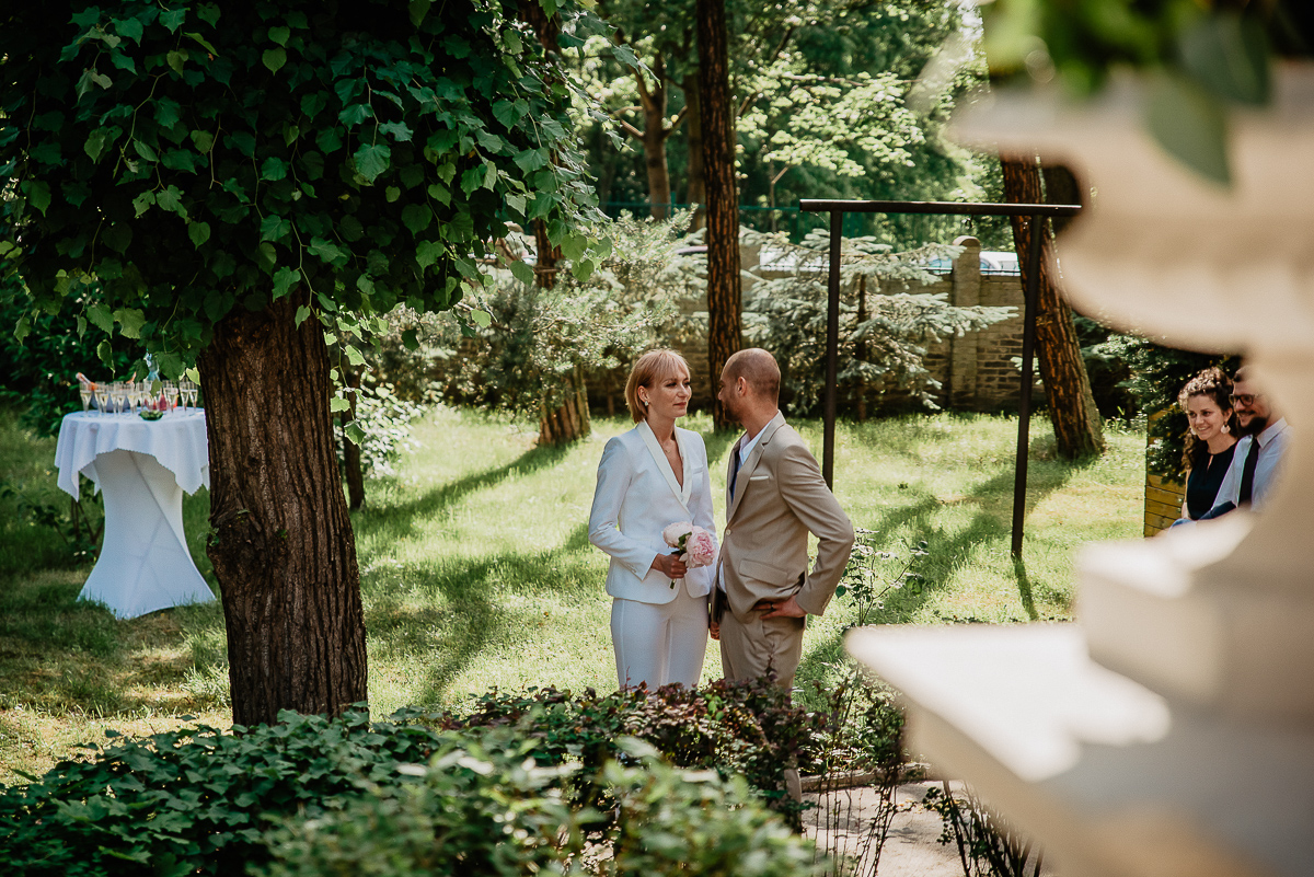 para młoda przed wejściem na ceremonię ślubu