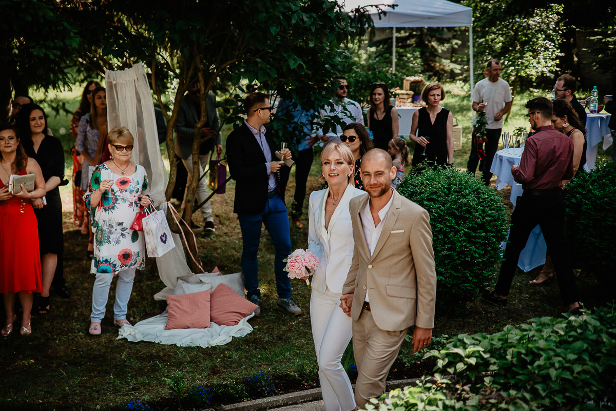 para młoda wchodzi na ceremonię ślubu