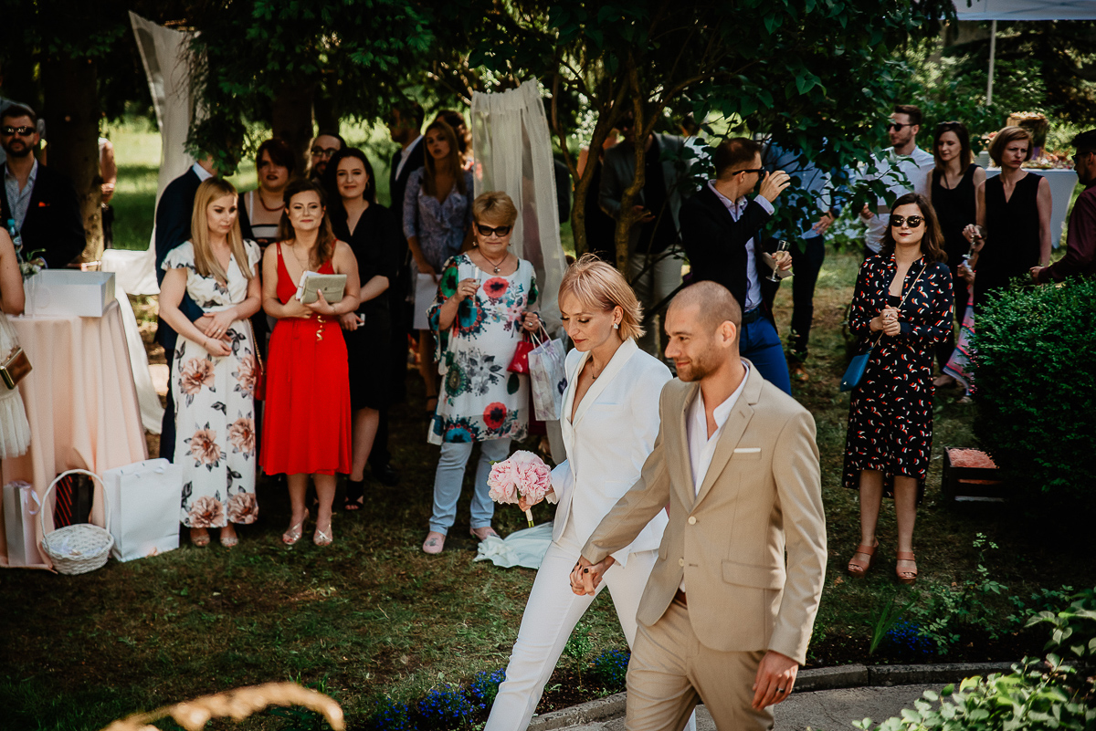 para młoda wchodzi na ceremonię ślubu