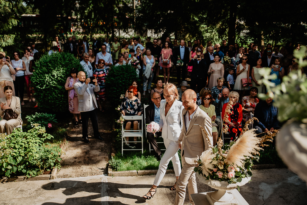 para młoda wchodzi na ceremonię ślubu Trójmiasto