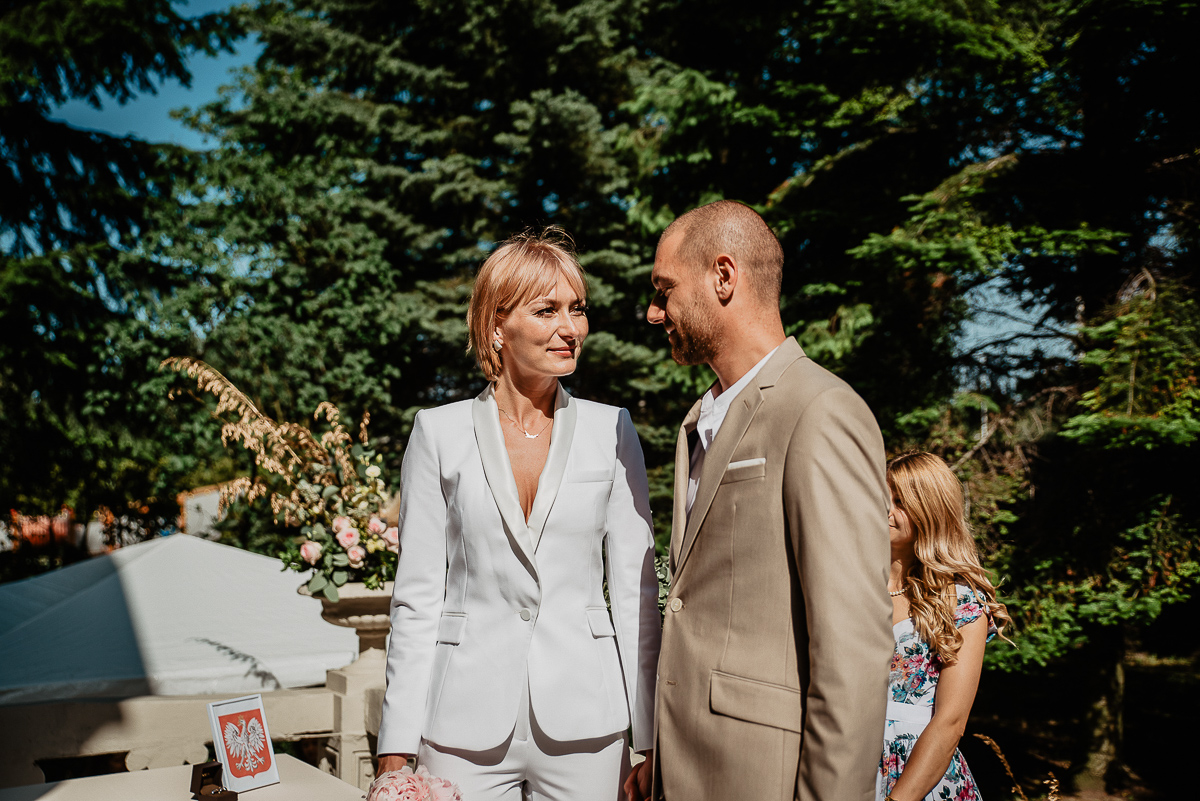 para młoda patrzy na siebie ceremonia ślubu