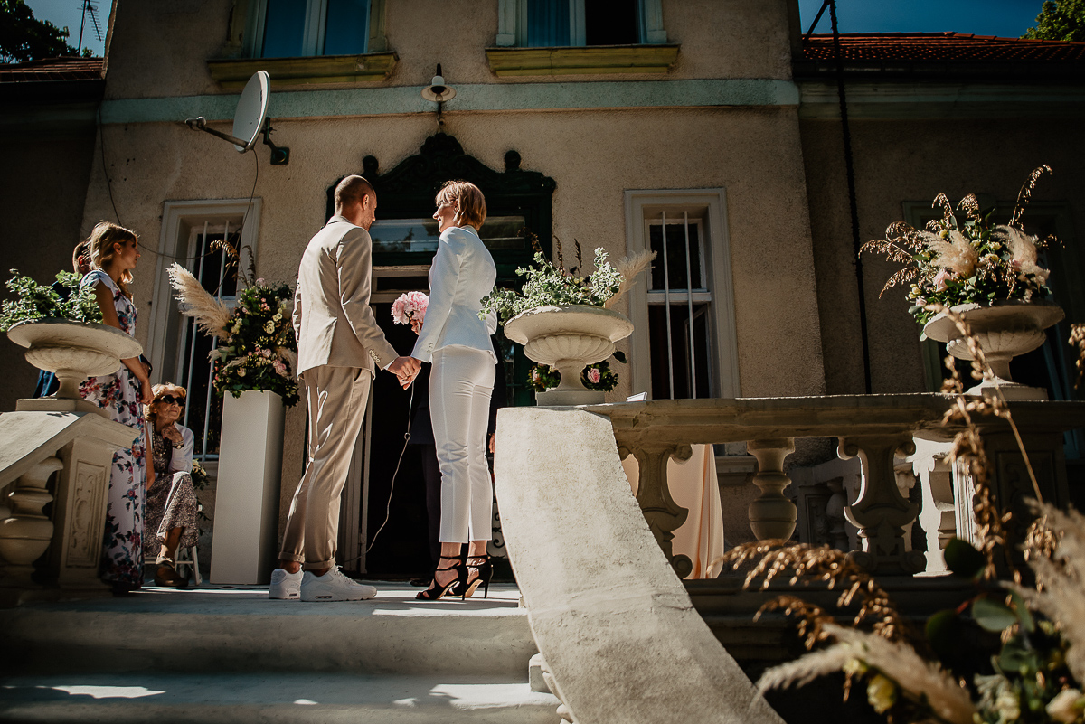 para młoda ślub w ogrodzie kamienica babci