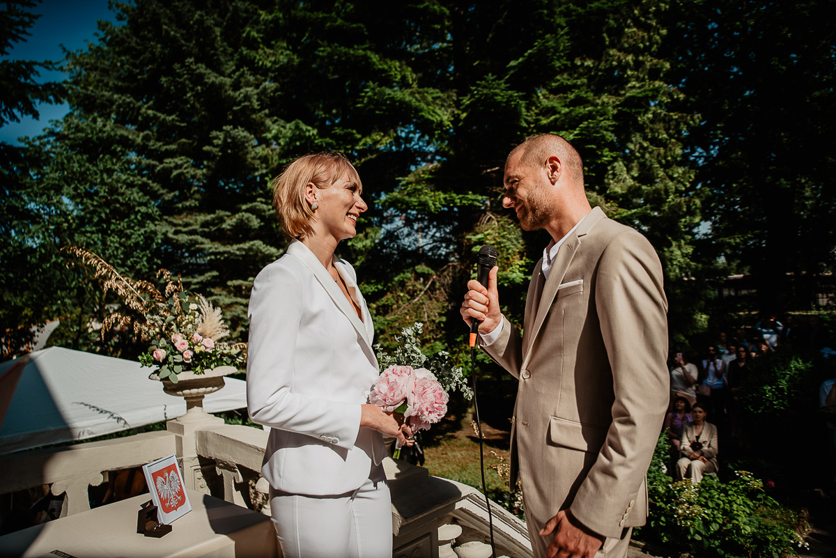 pan młody składa przysięgę na ceremonii ślubnej w plenerze