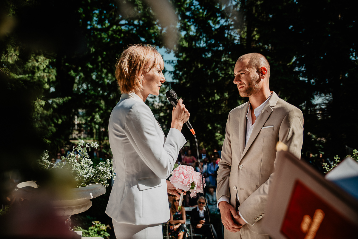 panna młoda składa przysięgę na ceremonii ślubnej w plenerze