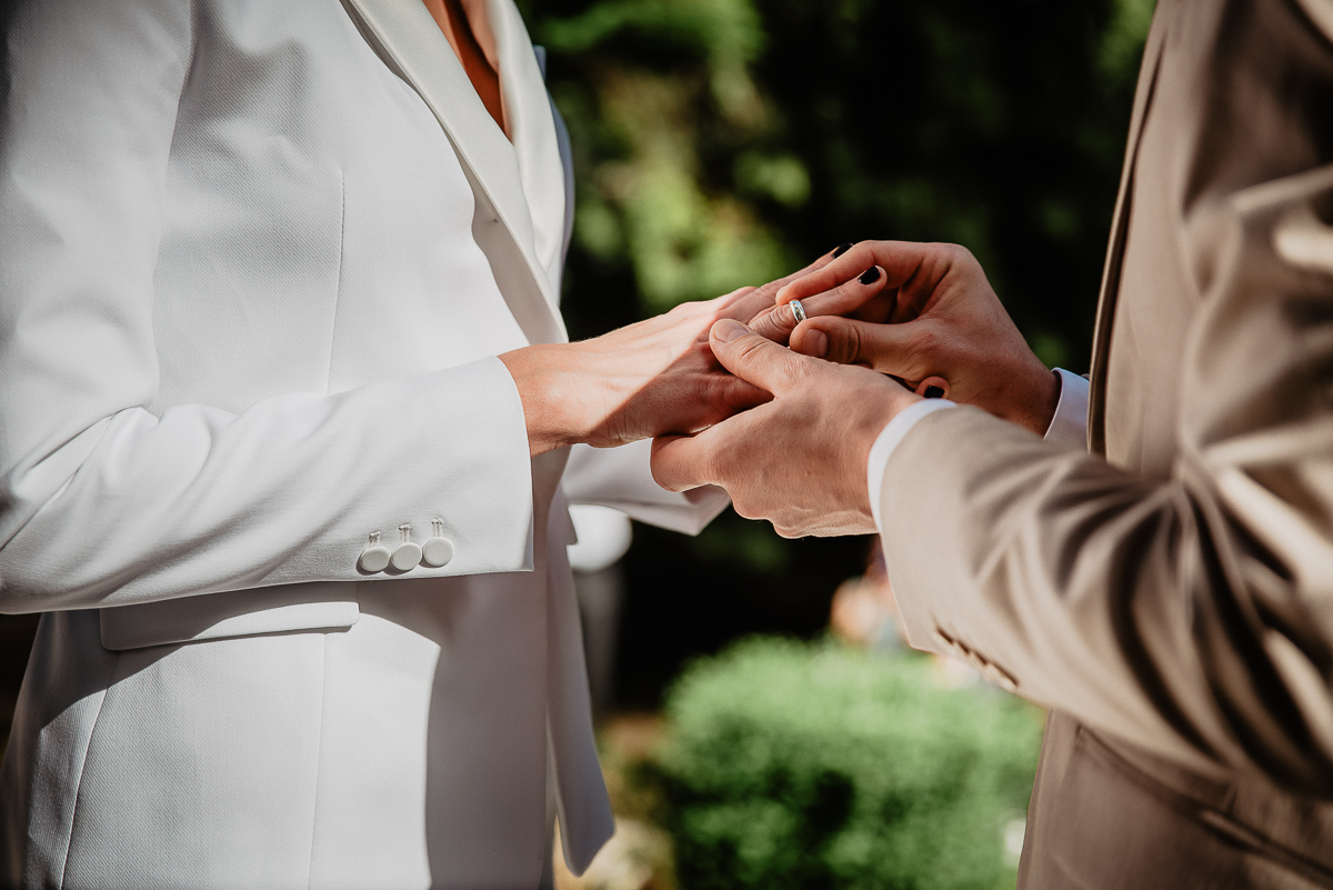 pan młody nakłada obrączkę żonie