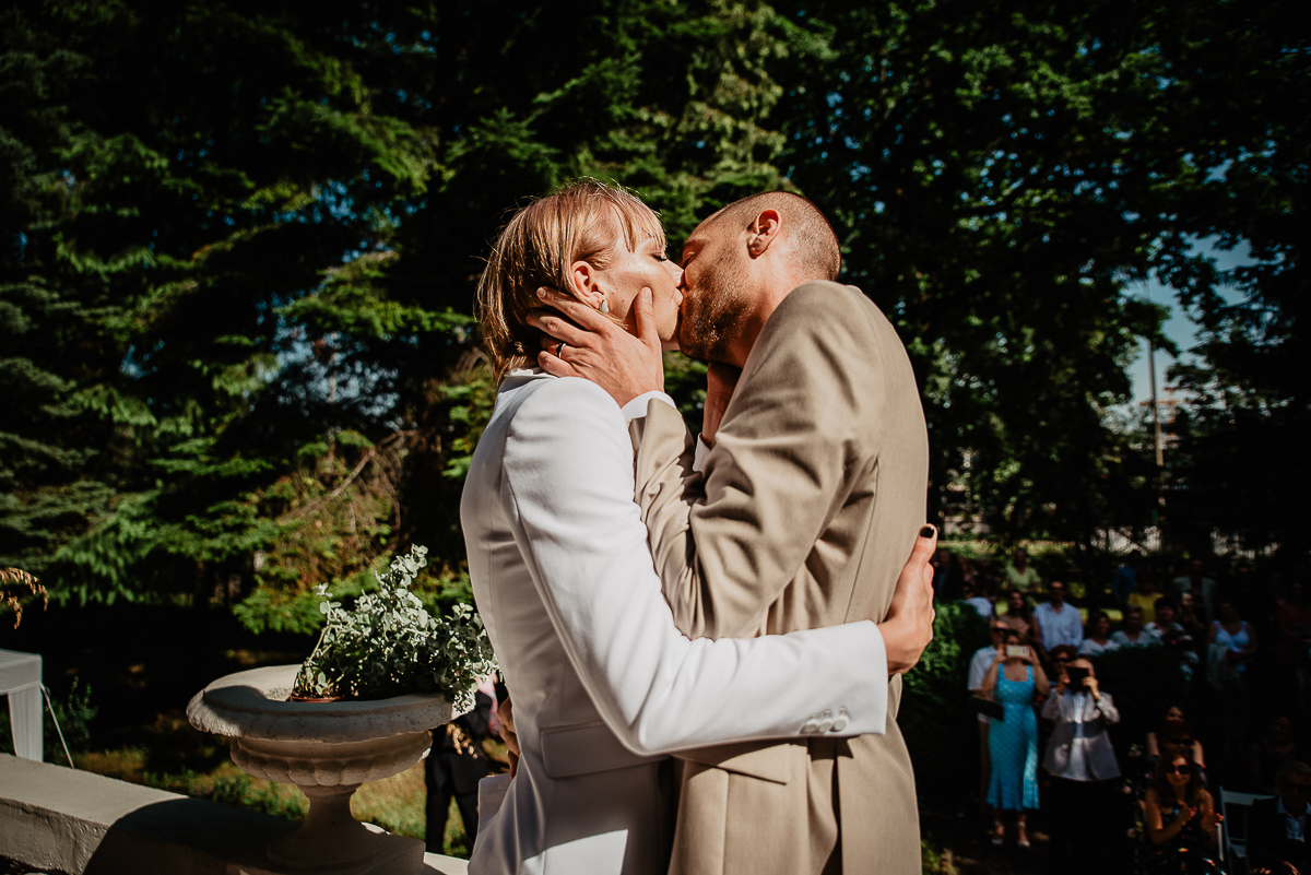 para młoda całuje się ceremonia slubna w plenerze