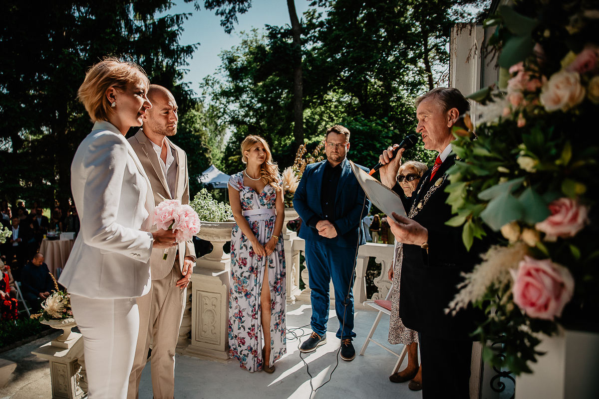 urzędnik stanu cywilnego na ślubie w plenerze