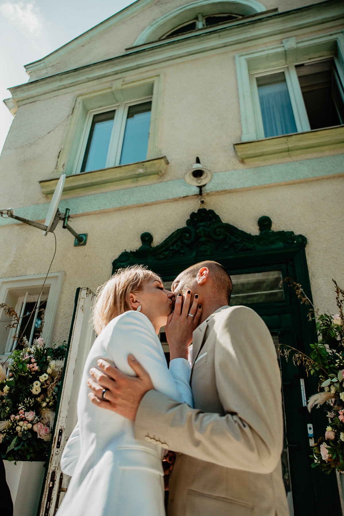 para młoda całuje się na ślubie cywilnym humanistycznym