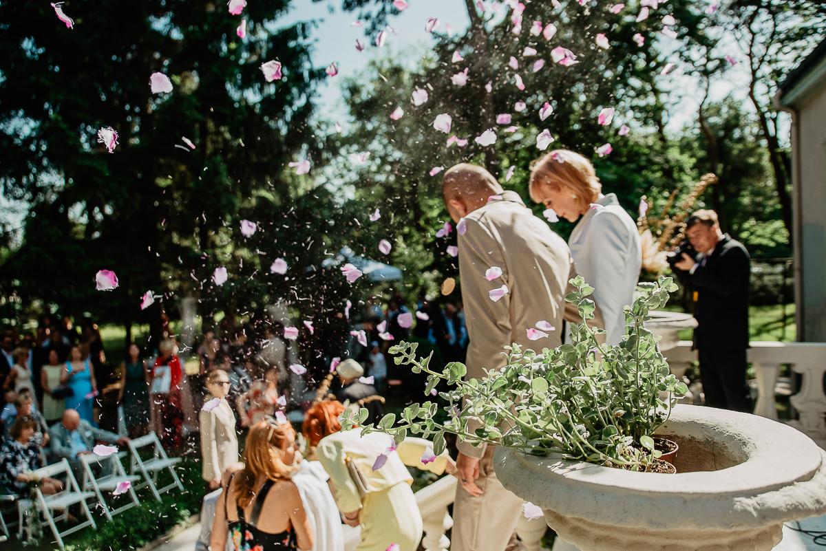 armatki kwiatowe wybuchają ślub cywilny