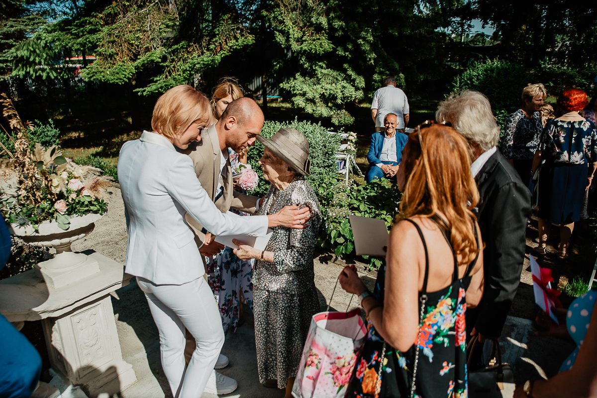 goście składają życzenia parze młodej ślub w plenerze Trójmiasto