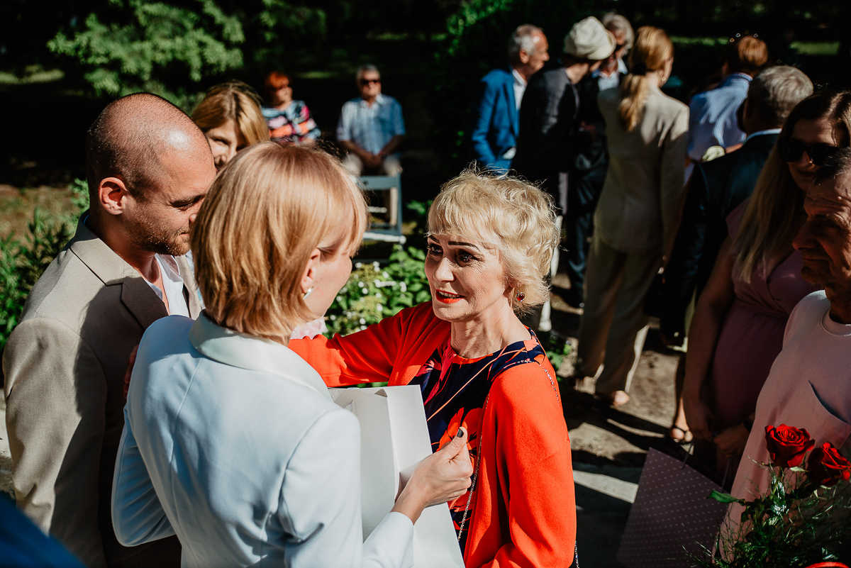 goście składają życzenia parze młodej ślub w plenerze Trójmiasto